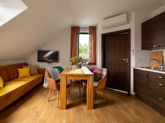 Apartamenty U Harrego I Przy Stawie Spa Z Klimatyzacja, Balia, Sauna, Ogrodem I Parkingiem 쿠도바-즈루이 외부 사진